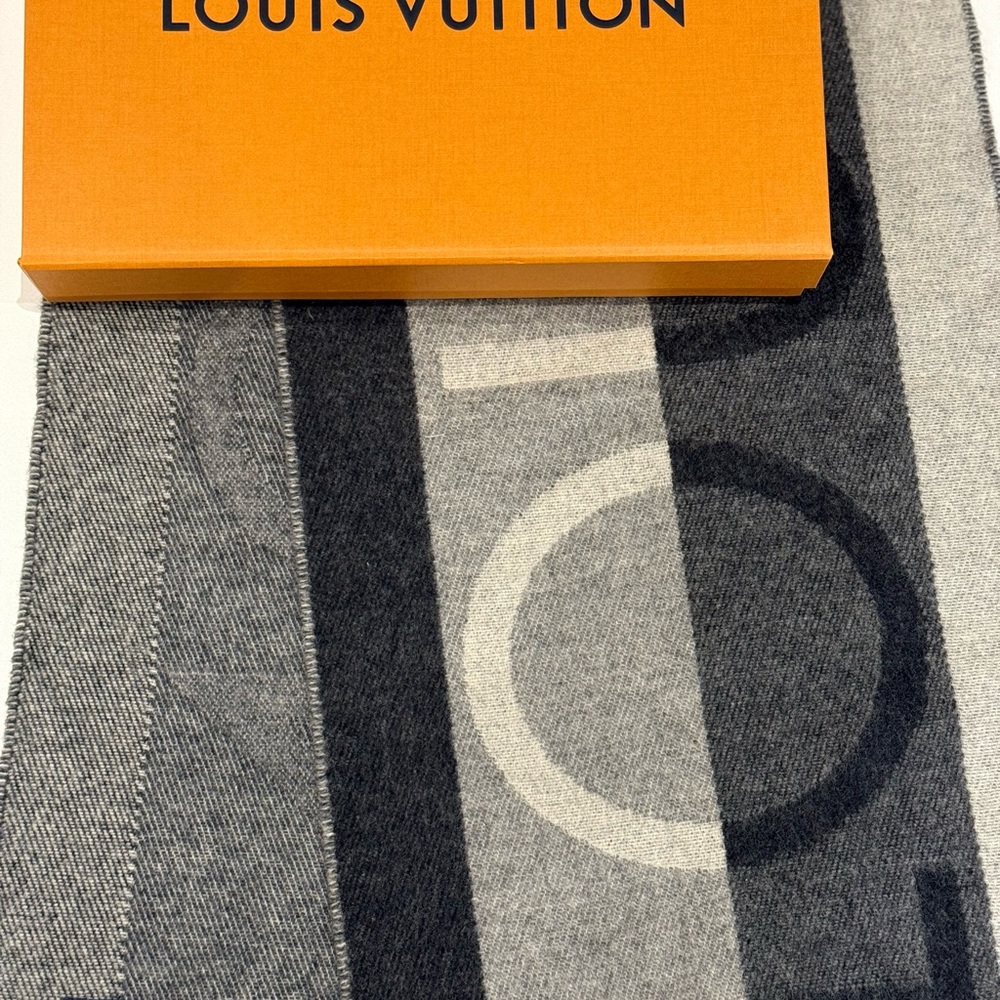 SODL ‼️🚨Louis Vuitton Gray and Black Scarf